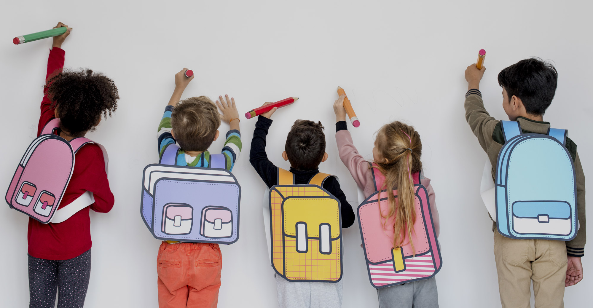 Niños con mochilas de colores dibujando